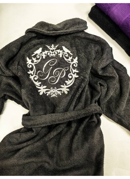 Izšuvums uz halāta RAKSTI UN KRONIS [MON12]