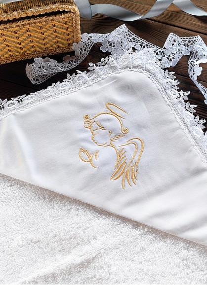 Kristību dvielis ar kapuci, mežģīnēm un izšuvumu ENĢELIS Kristību dvielis ar kapuci, mežģīnēm un izšuvumu ENĢELIS