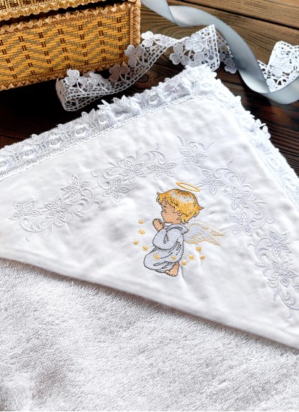 Kristību dvielis ar kapuci, mežģīnēm un izšuvumu ENĢELIS 