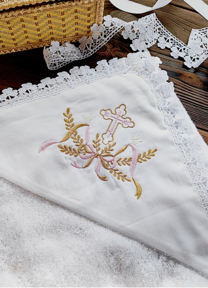 Kristību dvielis ar kapuci, mežģīnēm un izšuvumu PAREIZTICĪGO KRUSTIŅŠ 