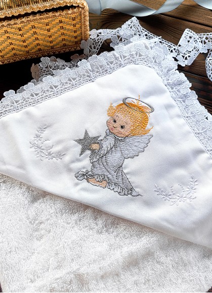 Kristību dvielis ar kapuci, mežģīnēm un izšuvumu ENĢELIS AR ZVAIGZNI Kristību dvielis ar kapuci, mežģīnēm un izšuvumu ENĢELIS AR ZVAIGZNI