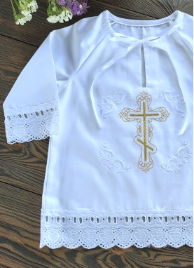 Kristību krekls ar mežģīnēm un izšuvumu baltos toņos