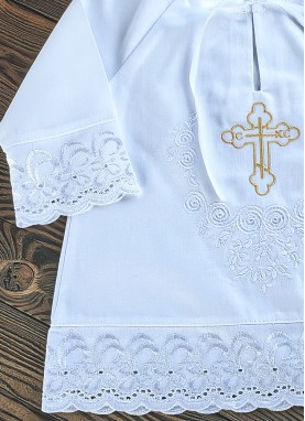 Kristību krekls ar mežģīnēm un izšuvumu baltos toņos