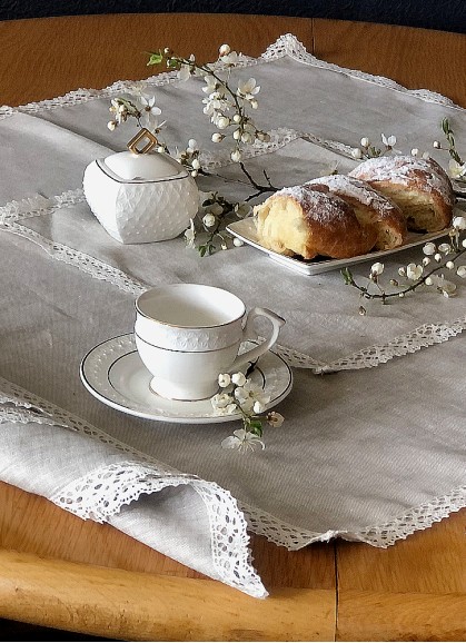 Lina salvete ar baltām mežģīnēm kafijas galdiņam SANTA