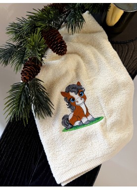 Dāvanu frotē sejas dvielis ar 2026. gada izšuvumu – Ziemassvētku un Jaunā gada dāvana Dāvanu frotē sejas dvielis ar 2026. gada izšuvumu – Ziemassvētku un Jaunā gada dāvana