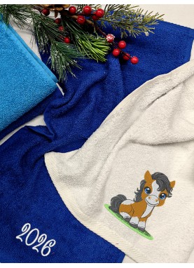 Dāvanu dvieļu komplekts ar 2026. gada simbolu un izšuvumu – Ziemassvētku dāvana
