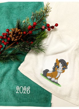 Dāvanu dvieļu komplekts ar 2026. gada simbolu un izšuvumu – Ziemassvētku dāvana