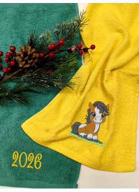 Dāvanu dvieļu komplekts ar 2026. gada simbolu un izšuvumu – Ziemassvētku dāvana