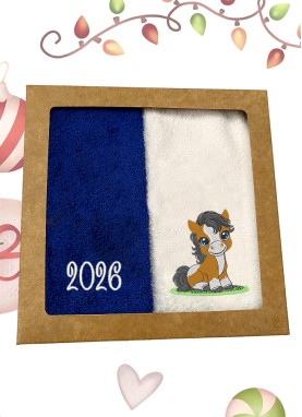 Dāvanu dvieļu komplekts ar 2026. gada simbolu un izšuvumu – Ziemassvētku dāvana