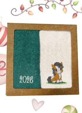 Dāvanu dvieļu komplekts ar 2026. gada simbolu un izšuvumu – Ziemassvētku dāvana