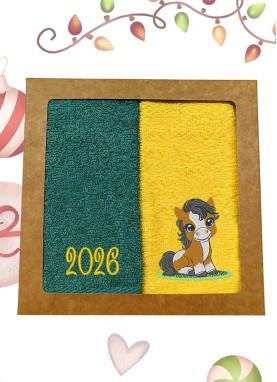 Dāvanu dvieļu komplekts ar 2026. gada simbolu un izšuvumu – Ziemassvētku dāvana