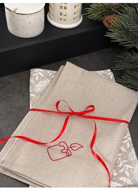 Dāvanu komplekts – Lina virtuves dvieļi ar Ziemassvētku izšuvumu | Svece