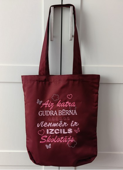 Izšuvums uz iepirkumu somas [AIZ KATRA GUDRA BĒRNA...]